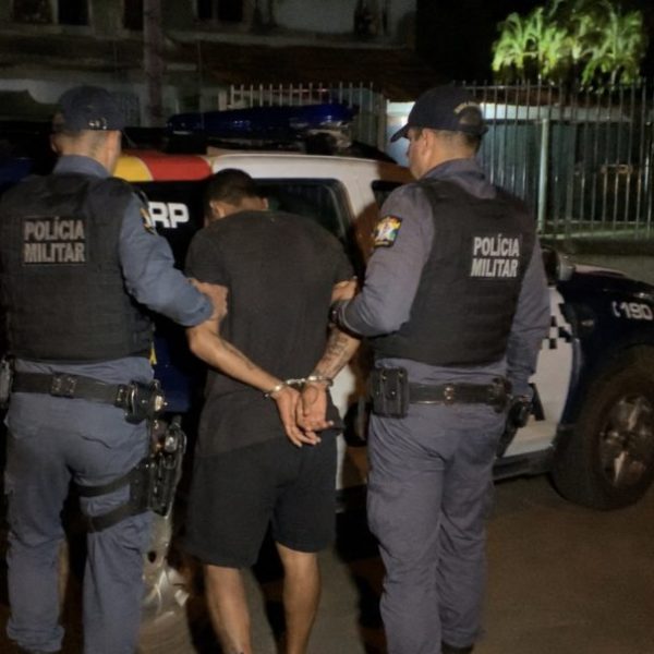 ‘Louco’ e armado com faca, homem soca a irmã e ameaça dar ‘salve’ na própria família em Rondonópolis