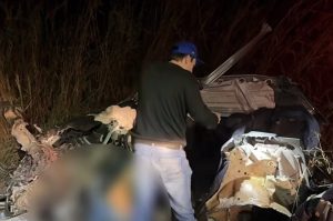 Casal morre em colisão fortíssima e três filhos menores acabam feridos no Hospital Regional; vídeo forte