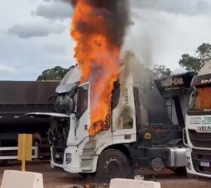 Carretas pegam fogo em posto e vídeo mostra cenário assustador em Rondonópolis