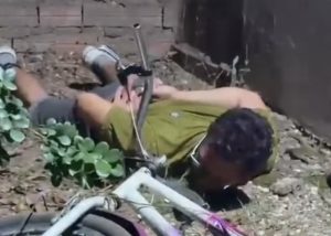 Tarado é flagrado se masturbando observando crianças na janela de casa e acaba detido em MT; vídeo