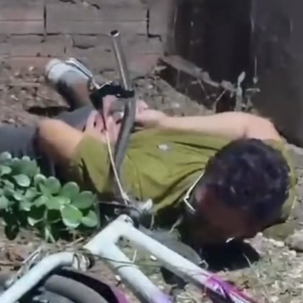 Tarado é flagrado se masturbando observando crianças na janela de casa e acaba detido em MT; vídeo
