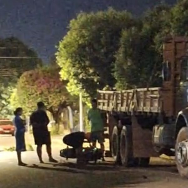 Motociclista bêbado bate brutalmente na traseira de caminhão e fica em estado grave em Rondonópolis; vídeo