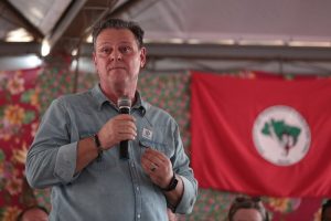 Custo de uma traição: Após trocar bolsonarismo por petismo, Carlos Fávaro lidera rejeição ao Senado