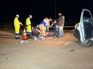 Caminhoneiro morre ao ser arremessado em grave acidente entre veículos de carga na BR-364; vídeo