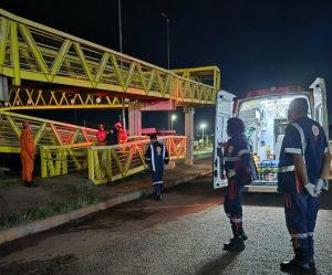 Bombeiros evitam suicídio de mulher em passarela na BR-364 em Rondonópolis; veja imagens