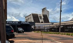 Familiares denunciam que presos teriam ficado sem cobertores e roupas após mudanças de ala em penitenciária de Rondonópolis