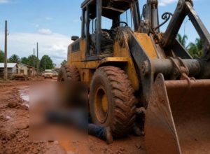Homem cai de pá carregadeira e morre esmagado pela própria máquina em distrito de MT