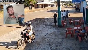Vídeo mostra homem sendo morto com golpe de canivete no pescoço na frente de bar em MT; imagem fortíssima