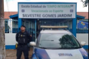 Aluno chega atrasado, se recusa a cantar o hino e xinga militares em escola de Rondonópolis