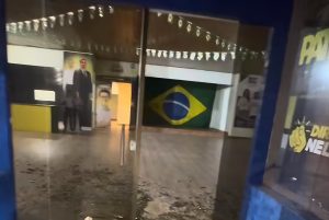 QG de Flávio Bolsonaro é alvo de vandalismo em Rondonópolis; vídeo