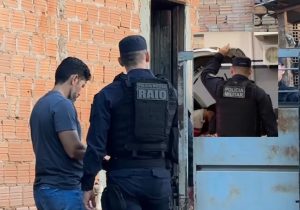 Mulher é assassinada por faccionados dentro de casa na frente dos amigos em MT; vídeo