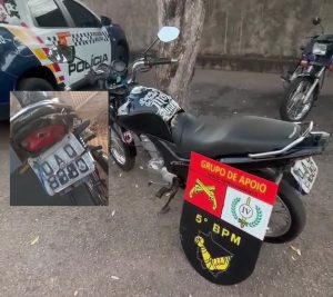 Mãe tenta esconder placa adulterada com adesivo do ‘filhinho’ infrator, mas menor é detido em Rondonópolis