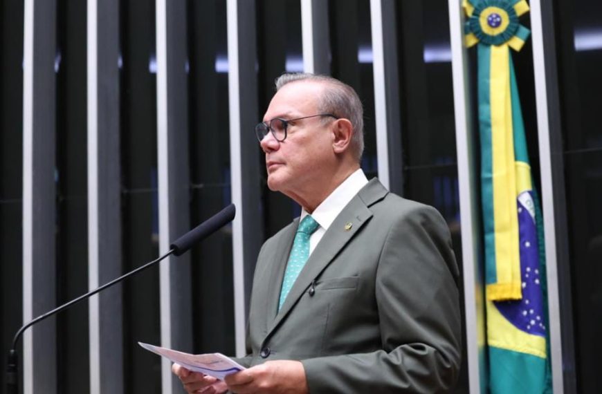 Wellington Fagundes assina PEC que amplia liberdade do trabalhador para escolher jornada de trabalho