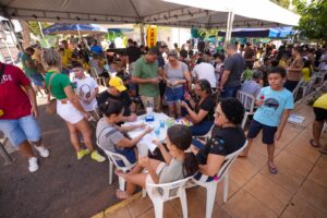 Evento de troca de figurinhas da Prefeitura de Rondonópolis é sucesso e reúne centenas de famílias