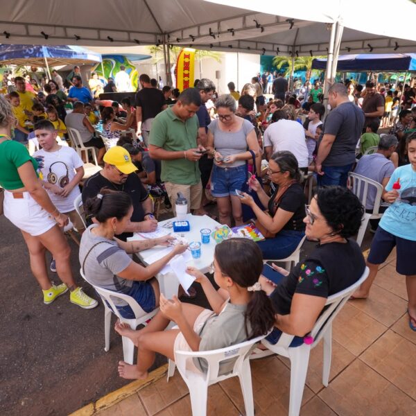 Evento de troca de figurinhas da Prefeitura de Rondonópolis é sucesso e reúne centenas de famílias