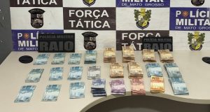 ‘Caixa’ do CV cai com mais de R$ 73 mil após PM desmontar QG da facção em Rondonópolis; vídeo
