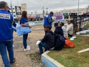 Equipes do Centro Pop distribuem cobertores e levam acolhimento para pessoas em situação de rua