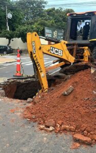 AFUNDAMENTO NA PISTA | Rua Rio Branco é interditada emergencialmente após afundamento do asfalto em Rondonópolis