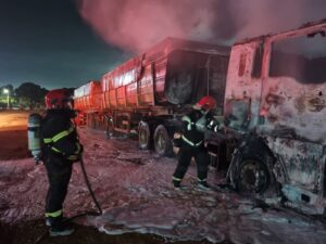 Mistério: carreta é destruída pelas chamas em frente a empresa em Rondonópolis; vídeo