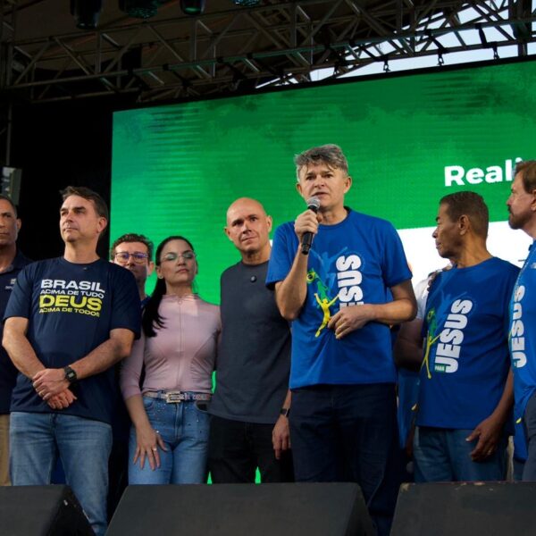 Medeiros diz a Flávio que Deus honrará a família Bolsonaro apesar das provações