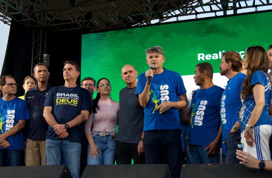Medeiros diz a Flávio que Deus honrará a família Bolsonaro apesar das provações