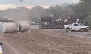 Etanol na pista: Carretas tombam após colisão e interditam BR-163 nos dois sentidos em Rondonópolis; vídeo