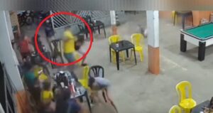 Assista momento em que pistoleiros invadem bar e executam homem durante o jogo da Seleção Brasileira; imagem forte