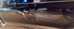 Dono flagra flanelinha riscando seu carro com faca e detém suspeito em Rondonópolis; vídeo