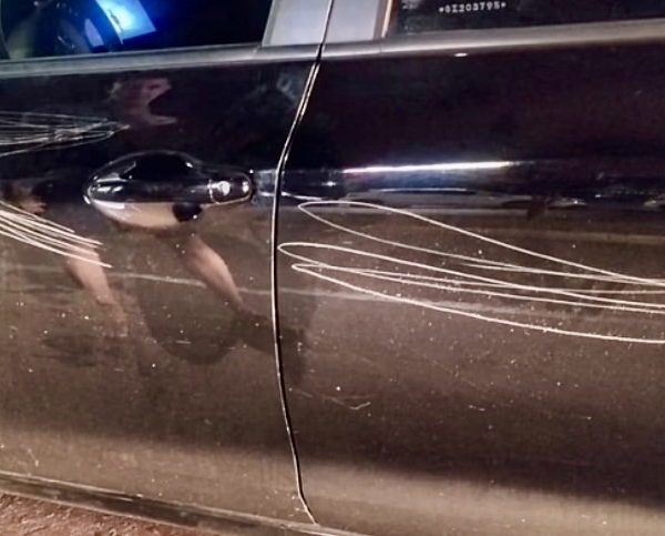 Dono flagra flanelinha riscando seu carro com faca e detém suspeito em Rondonópolis; vídeo