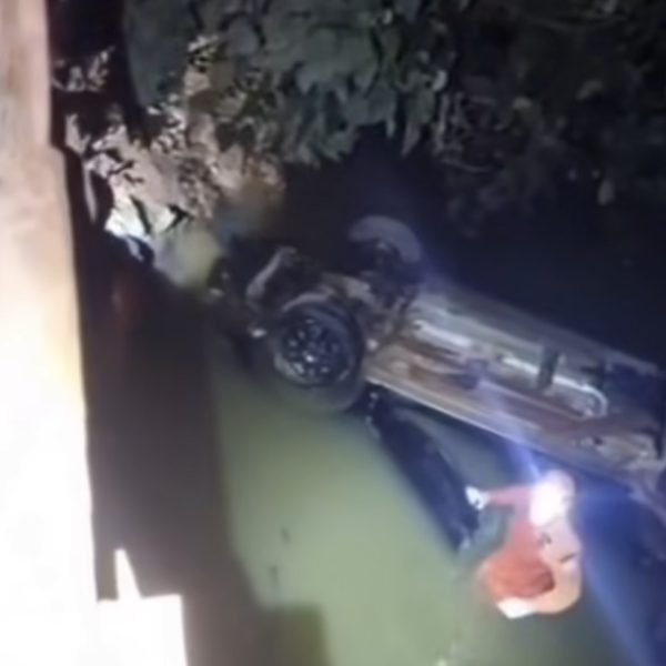 Casal morre afogado após carro despencar de ponte e vídeo mostra tragédia em MT; criança foi resgatada