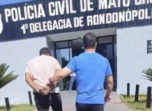 ‘Louco de amor’ invade casa do atual namorado da ex, tenta roubar moto e agride o casal em Rondonópolis; vídeo