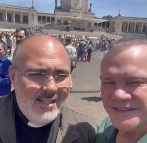 Fagundes desmonta narrativa sobre viagem e imagens mostram senador cumprindo promessa à Virgem de Fátima