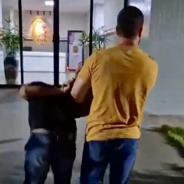 Homem se esconde na casa da ex, espanca mulher e faz ameaças de morte em Rondonópolis; vídeo mostra prisão