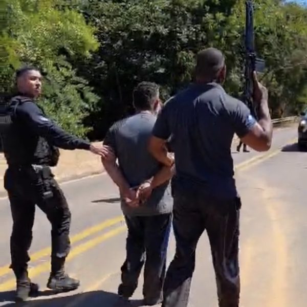 Bandido pula de ponte para fugir da PM após roubo de caminhão em MT; vídeo mostra prisão