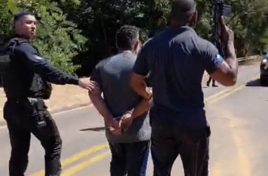 Bandido pula de ponte para fugir da PM após roubo de caminhão em MT; vídeo mostra prisão