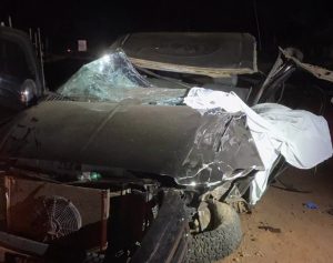 Motorista morre preso às ferragens após caminhonete atingir carreta e deixar cinco feridos na BR-163; imagens