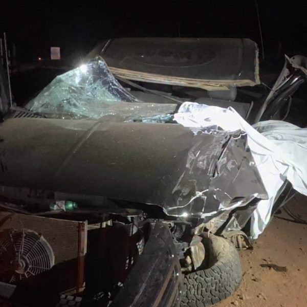 Motorista morre preso às ferragens após caminhonete atingir carreta e deixar cinco feridos na BR-163; imagens