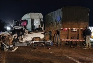 Motorista morre na hora após ser brutalmente atingido por carreta no viaduto da BR-163; vídeo