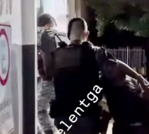 Força Tática salva homem sequestrado por facção minutos antes de Tribunal do Crime; vídeo mostra prisões
