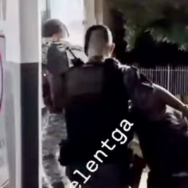 Força Tática salva homem sequestrado por facção minutos antes de Tribunal do Crime; vídeo mostra prisões
