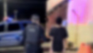 Adolescente bate na mãe porque queria um “rolê de carro” por aplicativo em MT; vídeo mostra a apreensão