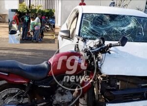 Impacto violento: motociclista é arremessado após bater contra carro em Rondonópolis