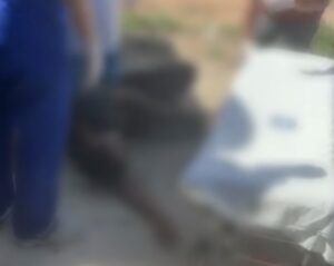 Vídeo mostra homem baleado após ataque a tiros em frente a estabelecimento em MT