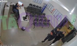 Vídeo mostra PM chegando à UPA com parte dos dedos decepados após ataque de lunático morto em confronto