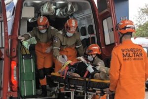 Motociclista sofre traumatismo craniano após forte colisão e vai parar no Hospital Regional