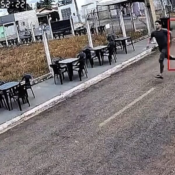 Vídeos mostram lunático tentando matar dono de espetinho a facadas na frente dos filhos em Rondonópolis