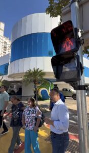 Pela primeira vez, Rondonópolis terá semáforo exclusivo para pedestres; prefeito explica novidade a moradoras em vídeo