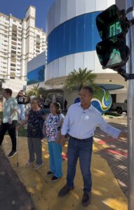 Pela primeira vez, Rondonópolis terá semáforo exclusivo para pedestres; prefeito explica novidade a moradoras em vídeo