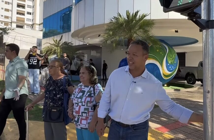 Pela primeira vez, Rondonópolis terá semáforo exclusivo para pedestres; prefeito explica novidade a moradoras em vídeo