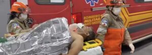 Banho de sangue: homem é brutalmente esfaqueado durante bebedeira e vai parar no Hospital Regional; vídeo